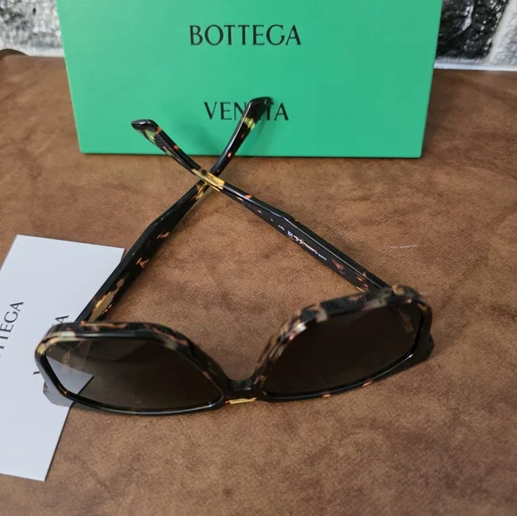 Bottega Veneta Made In JapanTortoise Shell Sunglasses - Picture 4 of 8